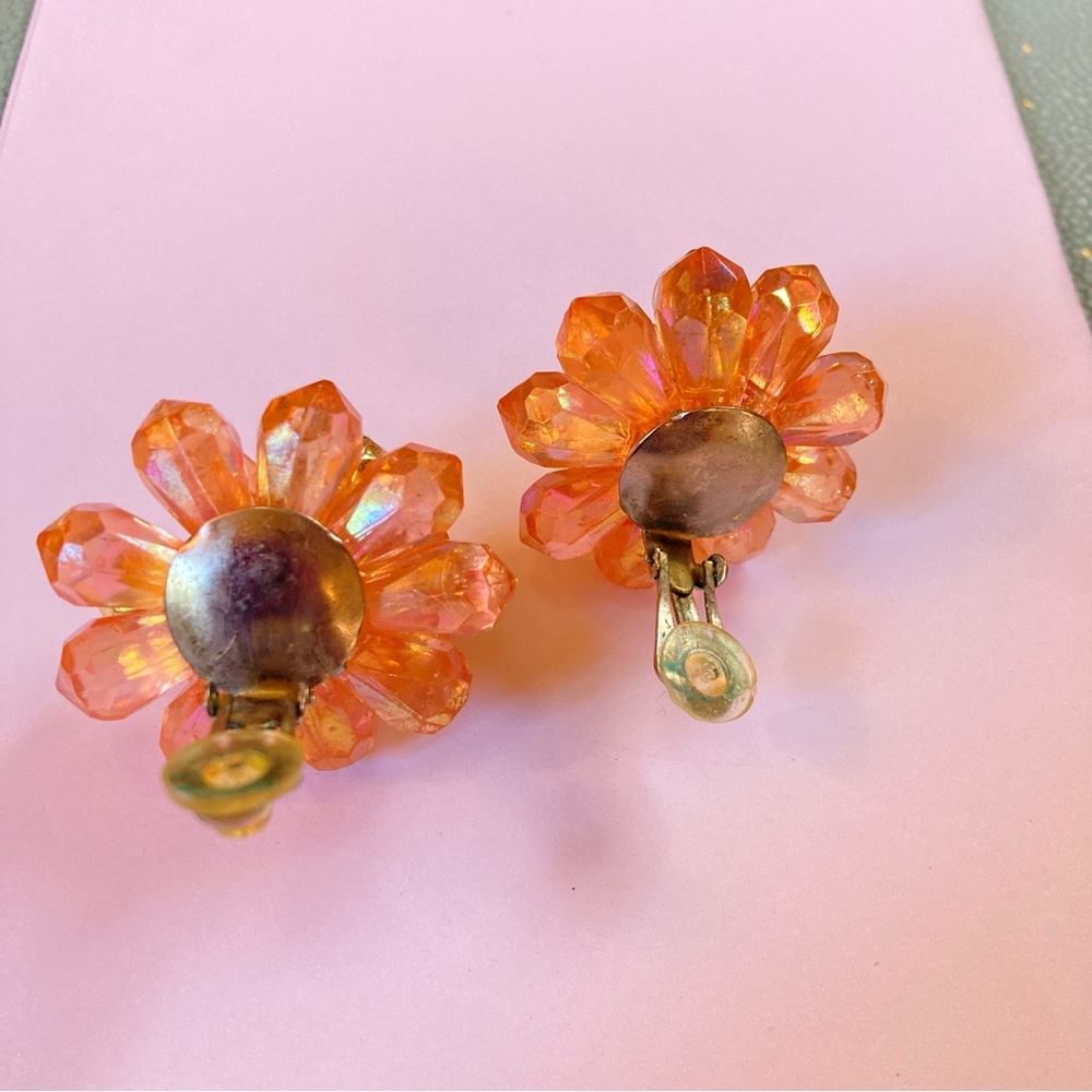 Vintage cluster clip earrings 50s 60s peach gold flowers mid century - Picture 5 of 10